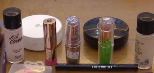 小學生迷上化妝視頻,媽媽搜出一袋劣質化妝品:學校門口買的