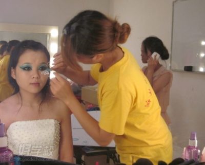 深圳影樓造型研修培訓班-深圳花容道美容化妝美甲培訓學校-【學費,地址,點評,電話查詢】-好學校