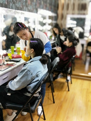 重慶專業美甲培訓學校,重慶化妝學校哪家靠譜,重慶美容美發學校地址在哪。