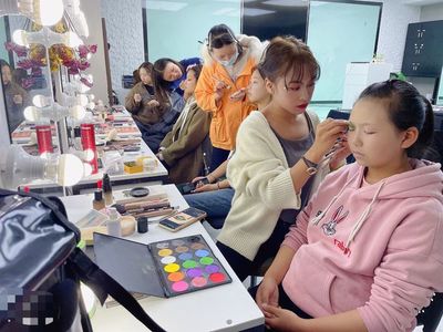 廣州哪里可以學化妝?這三家化妝學校很出名!