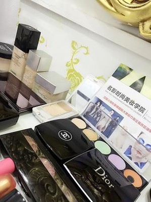 茂名化妝美甲培訓學?！久皶r尚美妝學院】學員終身免費復訓升級