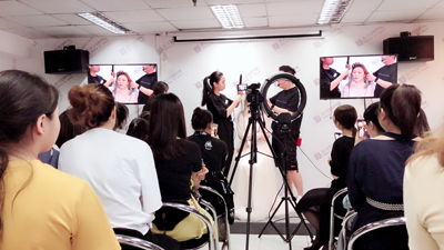 廈門沐上化妝美甲學校攜手顏值彩盒公益彩妝課堂全國巡演 廈門站圓滿落幕