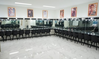 【成都黑珍珠化妝培訓學?！亢谡渲橹黜揰地址電話_學費價格-教育寶