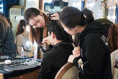 30歲的女人學化妝有前途嗎?化妝師發展前景分析,學化妝好就業嗎