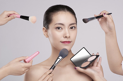 哪里學習專業化妝呢?深圳培訓化妝學校哪個好