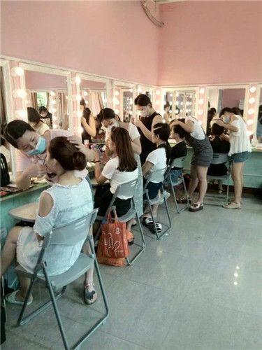美容美發化妝培訓學校,做化妝師有前途嗎