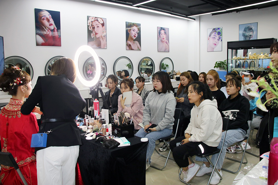 在化妝培訓學校學化妝的時候要注意的事兒