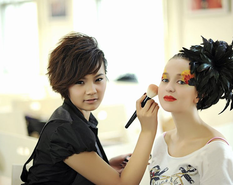 學美容美發化妝,怎么選擇一所好的學校