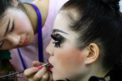 廣州化妝培訓學校首屆畢業典禮正行時