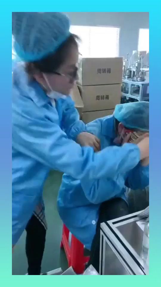 自從進了化妝品廠,美女的面膜就沒有花過錢,今天運氣不佳被主任抓現行啦