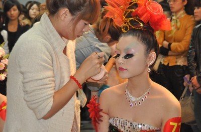 宣城最專業(yè)的化妝學(xué)校首選宣城當(dāng)代化妝學(xué)校100包分配-宣城涇縣美容美發(fā)培訓(xùn)