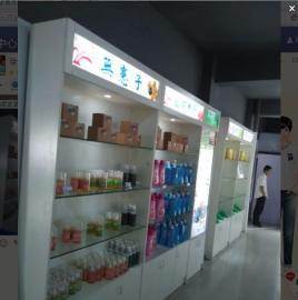 前順家具工廠 專業(yè)定制展示柜、藥柜、化妝品柜、手機(jī)柜及化妝學(xué)校設(shè)備